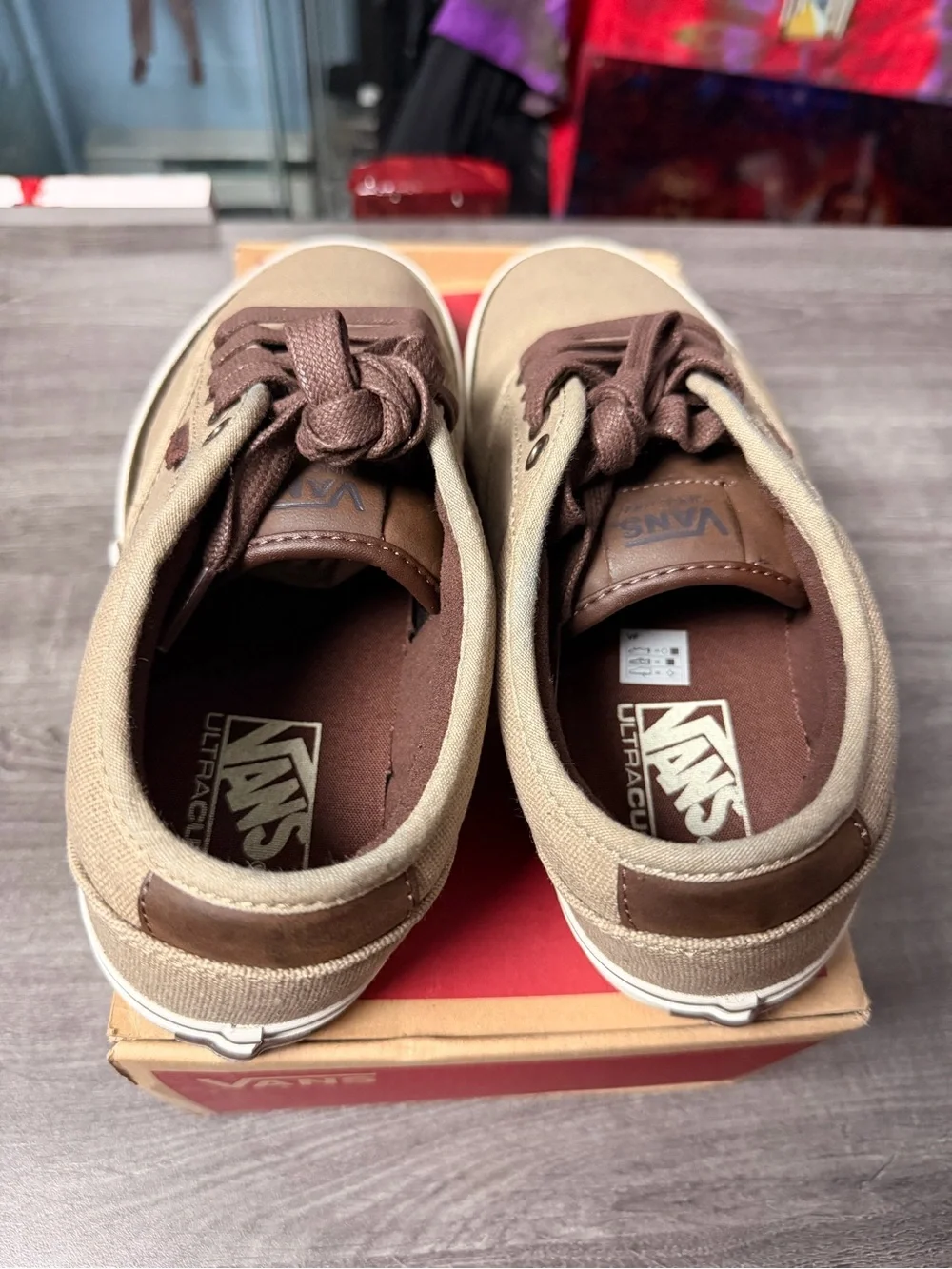 Vans Atwood Deluxe men size 8.5 (khaki/marshmallow)
